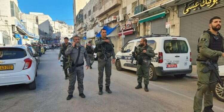 כוחות המשטרה בסריקות לאחר פיגוע הדקירה במזרח ירושלים. צילום: דוברות המשטרה פיגוע דקירה במזרח ירושלים: המחבל חוסל, שני שוטרי מג"ב נפצעו