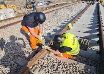 משקמים את מסילות הרכבת בדרום – גם תחת אש