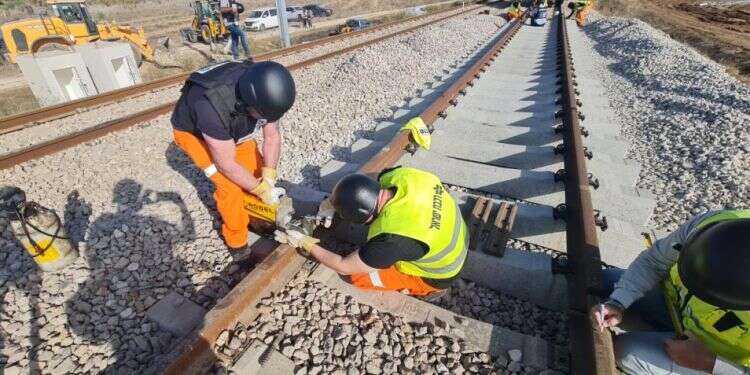 משקמים את מסילות הרכבת בדרום – גם תחת אש