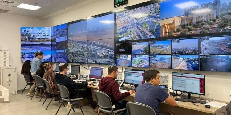 תלמידי ישיבת ההסדר בנתיבות במוקד העירוני/ צילום: תאיר רייכנר