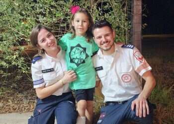 אופק בת ה-6 במפגש מרגש עם צוות מד"א שהציל אותה בשמחת תורה