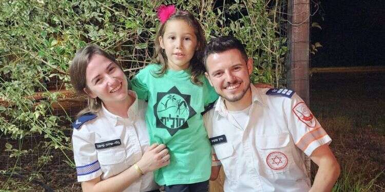 אופק בת ה-6 במפגש מרגש עם צוות מד"א שהציל אותה בשמחת תורה
