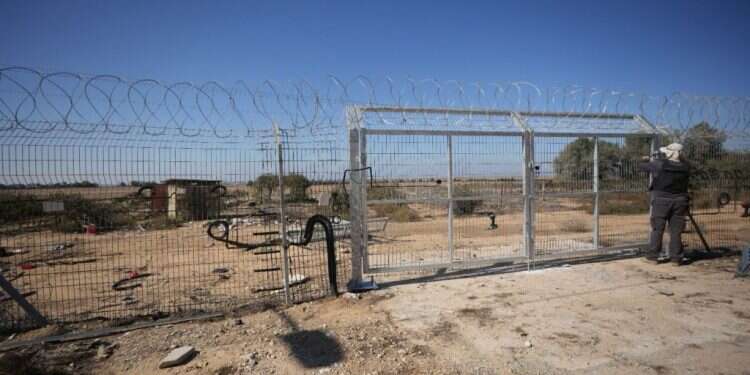 תיקון שער גדר היקפית ביישוב בעוטף. צילום: אגף דוברות וקשרי ציבור במשרד הביטחון משרד הביטחון החל באיסוף חפציהם האישיים של המפונים מתוך הריסות הבתים