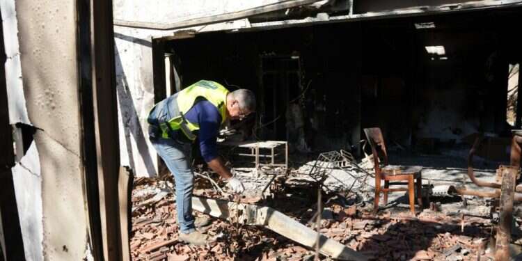 פעולות השיקום ביישובי העוטף. צילום: אגף דוברות וקשרי ציבור במשרד הביטחון משרד הביטחון החל באיסוף חפציהם האישיים של המפונים מתוך הריסות הבתים