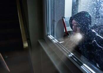 נאבקה בפורץ וקראה למשטרה: החשוד שוחרר ופרץ לאותו בנין לאחר שעות בודדות