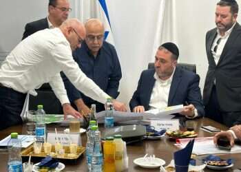 שר הפנים משה ארבל בפגישה עם נציגי העדה הדרוזית. ללא קרדיט  שר הפנים הודיע לראשי העדה: בוחן הקמת יישוב חדש לדרוזים