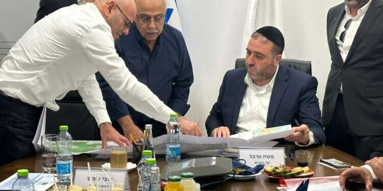 שר הפנים משה ארבל בפגישה עם נציגי העדה הדרוזית. ללא קרדיט  שר הפנים הודיע לראשי העדה: בוחן הקמת יישוב חדש לדרוזים