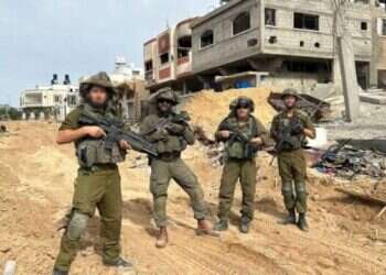 מילואימניקים בבית־חאנון, בתחילת החורף. צילום: אורלי גולדקלנג "הפוגות, צריך לזכור, גם נגמרו ברגע": מסע בלב בית חאנון