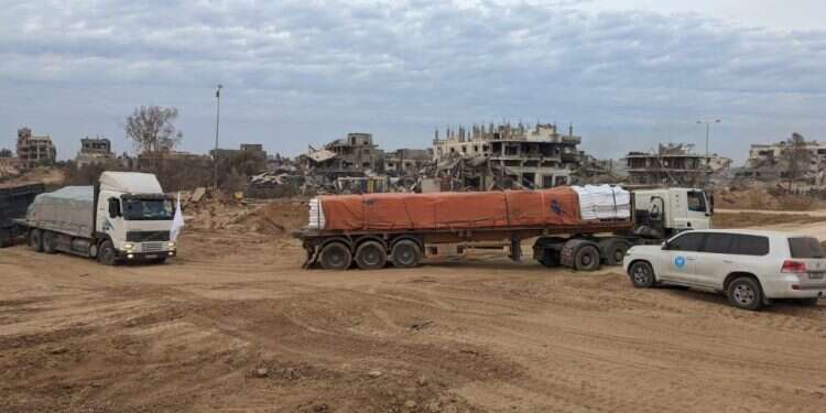 משאיות הסיוע ההומניטרי שנכנסו לרצועה. צילום: דוברות מתפ אחרי עיכוב של שעות ולחץ מקטאר: חמאס שחרר חטופים נוספים