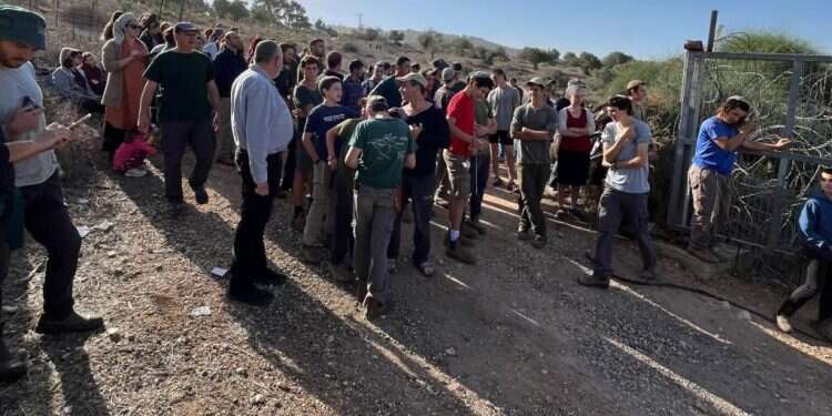 תושבי קיבוץ מירב בהפגנה בשער הקיבוץ נגד מסיק הזיתים הפלסטיני חסמו בגופם כניסת פלסטינים למסיק: "ביטחון תושבי מירב לא יופקר"