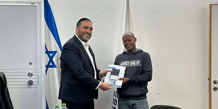 השר ארבל עם חסיד אומות העולם מולוגטה צגאי. צילום: דוברות אזרח אריתראי שהציל חיי קצין בכיר בזמן הטבח קיבל תושבות ישראלית