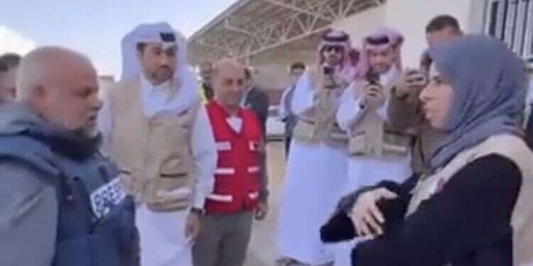 השרה הקטארית בביקור בעזה. צילום מסך מתוך סרטון בטוויטר של מרכז המידע הפלסטיני חמ"ל משותף עם אנשי המוסד: המשלחת של השרה הקטארית נחתה בישראל וביקרה בעזה