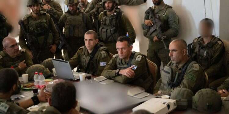 הרמטכ״ל בהערכת מצב עם הלוחמים בעזה: ״חזקו את הרוח, גאה בכם״. צילום - דובר צה