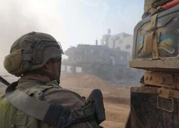 פעילות לוחמי צה"ל ברובע הביטחוני. צילום: דובר צה"ל, חייל, הריסות, אבק , רצועת עזה