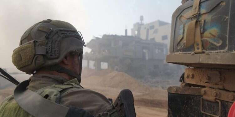 פעילות לוחמי צה"ל ברובע הביטחוני. צילום: דובר צה"ל, חייל, הריסות, אבק , רצועת עזה