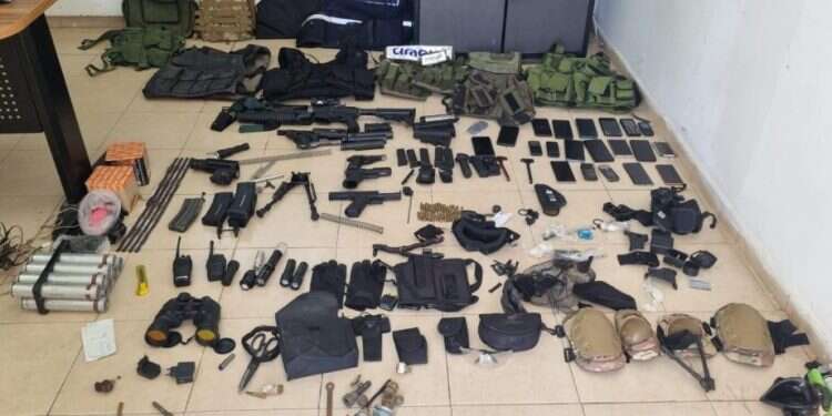 אמצעי הלחימה שנמצאו במחנה הפליטים בלאטה בשכם. צילום: דובר צה נשק, ציוד צבאי ומטעני חבלה: עשרות מבוקשים נתפסו במחנות הפליטים ביו"ש