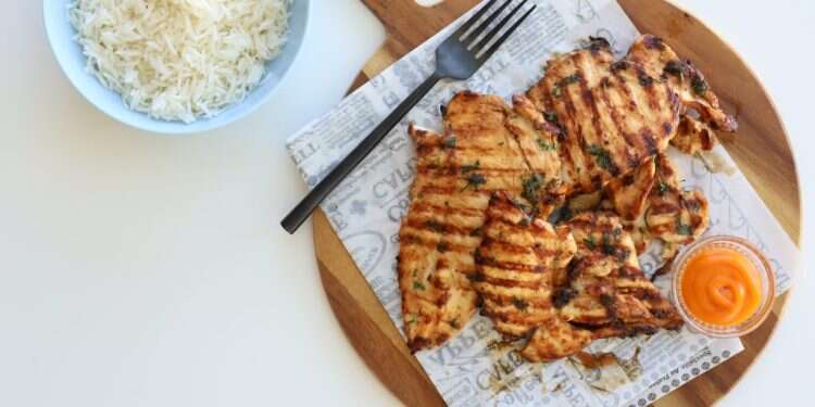 חזה עוף צלוי במרינדה אסייתית. צילום: אפרת ליכטנשטט מנחם ומחמם: מתכון לקציצות עוף כיפיות שילדים אוהבים