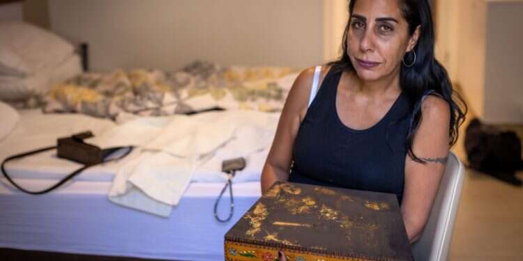 רוני לוי עם תיבת התכשיטים המפויחת, השבוע. צילום: אריק סולטן