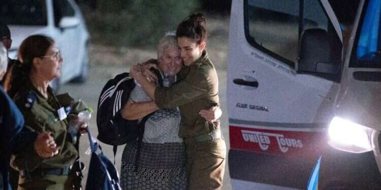 חיבוק של חיילת, שחרור החטופים. צילום: דובר צה סיכום השבת: 13 חטופים שוחררו מהשבי ברצועת עזה – הערב ישוחררו 13 נוספים