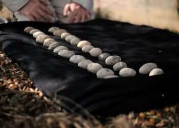 אבני הקלע העתיקות שנמצאו. צילום: אמיל אלג'ם, רשות העתיקות מחקר: כבר לפני 7,200 שנה היה בארץ ייצור המוני של כלי מלחמה