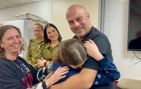 הילה רותם שושני עם דודה, אחרי ששוחררה משבי חמאס. צילום: דובר צה בדמעות וחיבוקים: החטופים ששוחררו אוחדו עם משפחותיהם