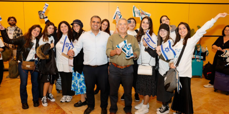 שר העליה והקליטה ויושב ראש הסוכנות היהודית מקבלים את פניהן של עולות חדשות בנתב "חמאס לא ירתיע אותנו": 1,200 עולים חדשים הגיעו לישראל מאז פרוץ המלחמה