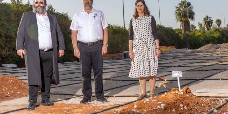 גיטי בומבך, מלאכי ראבד והרב אברהם מנלה. צילום: יוסי אלוני "נתקלתי במחזות קשים בחיי, אבל הפעם קפאתי": בחברה קדישא עדיין מנסים לעכל את המראות מהדרום