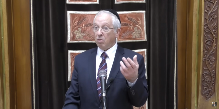 הרב נויגרשל, צילום מסך מתוך הסרטון של הרצאת הרב מרדכי נויגרשל. הדברים של הרב שבזמנו נשמעו לנו ככתב הגנה מוצדק, היו מנותקים ומיושנים