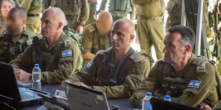 הערכת מצב בפיקוד צפון. צילום: דוצ הרמטכ״ל בפיקוד הצפון: ״מוכנים בכל רגע לעבור למתקפה בצפון״