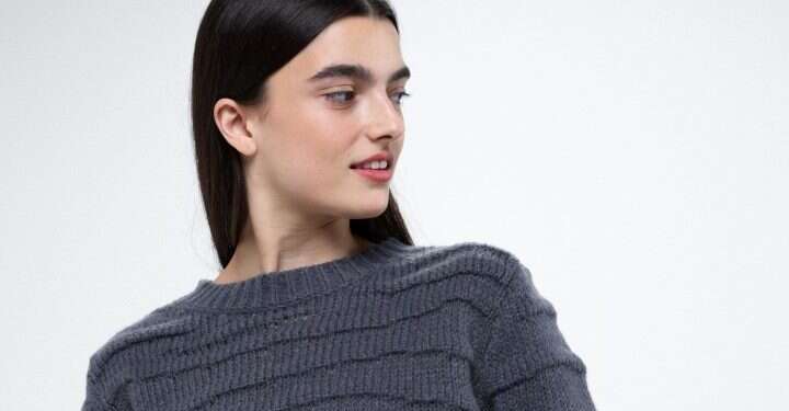 טרמינל איקס, סוודר. מחיר: 169.90 שקלים. צילום: דימה טליאנסקי החורף תכף כאן: מגוון בגדים לחורף במחירים שפויים