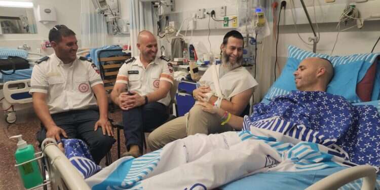 פצועים מהטבח בדרום נפגשו עם החובשים שהצילו אותם: "זה היה רק בזכותכם"