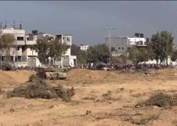 עזתים יורדים לדרום הרצועה באבטחת טנק צה עם דגלים לבנים ובאבטחת טנקים של צה"ל: תושבי עזה מתפנים | תיעוד