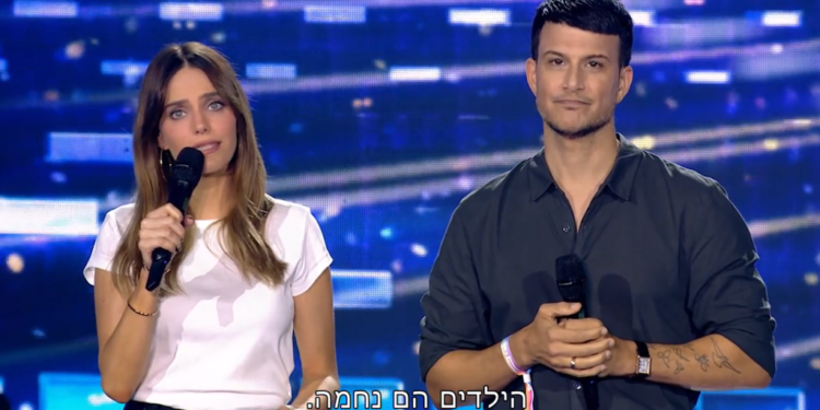 אסי עזר ורותם סלע בשידור הכוכב הבא. צילום מסך מתוך אתר 12+ "הכוכב הבא" ניסתה לשדר קצת שגרה ויצאה כישלון מפואר