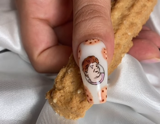 ציפורניים עם איור של רחל מאופקים. צילום מסך מחשבון האינסטגרם של nailsbyzohar לא רק דאודורנט לחיילים: העורף הישראלי נרתם גם בטרנדים החמים