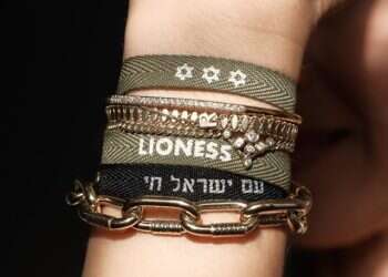 תכשיטי מלחמה: תליונים ושרשראות ברוח התקופה