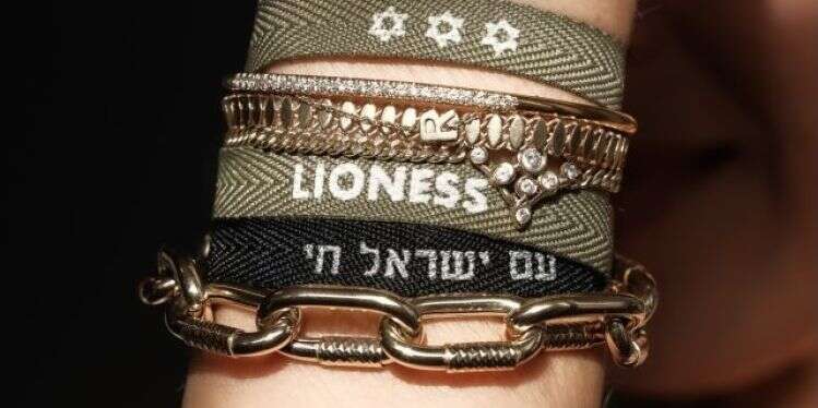 צמידים של המותג לה לונה. צילום: רומי קופיט תכשיטי מלחמה: תליונים ושרשראות ברוח התקופה