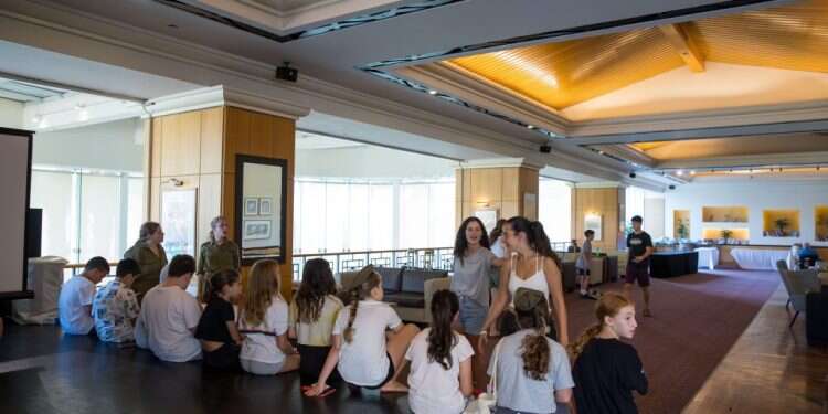 ילדי קיבוץ בארי במלון דיויד ים המלח. צילום: לירון מולדובן "שכן קרוב": קהילת עולי אתיופיה שנותרו לבד אחרי ששדרות פונתה