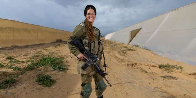 סגן הודיה. צילום: לירון מולדובן "הלוחמות מוכיחות שבפועל, אנחנו מנצחות"