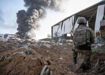 חוף הים בדרום עזה: המחבלים נמלטו מפיר המנהרה לתוך מבנה שהושמד