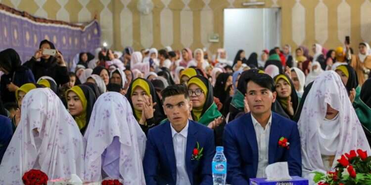 50 זוגות, חתונה אחת: כך מוזילים חתונות באפגניסטן