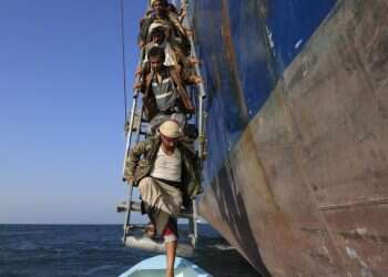 מבקרים תימנים יורדים מסיפון הגלקסי רידר.