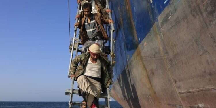 מבקרים תימנים יורדים מסיפון הגלקסי רידר.