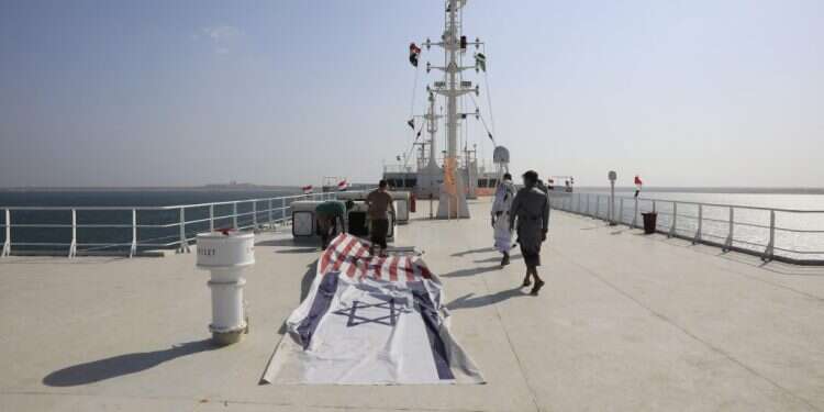 מורדים חות'ים משתלטים על אונייה בים סוף. צילום: אי.פי.איי דיון באגף הכלכלן הראשי: השפעת האיום החות'י על הכלכלה הישראלית