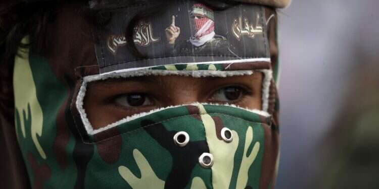 מורד חות'י באירוע הזדהות בחמאס. צילום: EPA "מבצע ימי" של המערב נגד החות'ים: איטליה שוקלת להצטרף