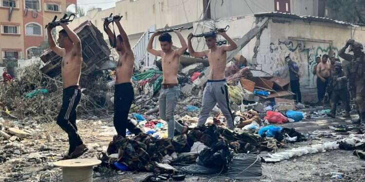 יוצאים מבית החולים ומוסרים את הנשקים: עשרות מחבלים נכנעו בעזה