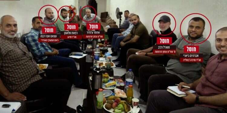 תמונת בכירים בחטיבת צפון רצועת עזה אשר אותרה במהלך הלחימה וצולמה במנהרה של ארגון הטרור חמאס. צילום: דו תיעוד מיוחד: בכירי חמאס בתוך המנהרות בעזה