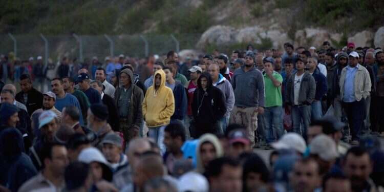 פועלים פלסטינים במעבר חשמונאים. צילום: רויטרס