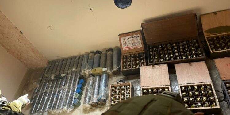 אמצעי הלחימה שאותרו בח'אן יונס. צילום: דובר צה אמצעי הלחימה שאותרו בח'אן יונס