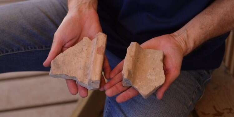 שברי הרעפים  שהתגלו בחפירה. צילום: אליהו ינאי, עיר דוד תגלית גדולה הייתה פה: הרעפים הקדומים ביותר בישראל נחשפו בעיר דוד