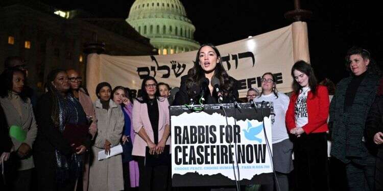 אלכסנדריה אוקזיו-קורטז בהפגנה נגד ישראל בוושינגטון. צילום: AFP אלכסנדריה אוקזיו-קורטז בהפגנה נגד ישראל בוושינגטון